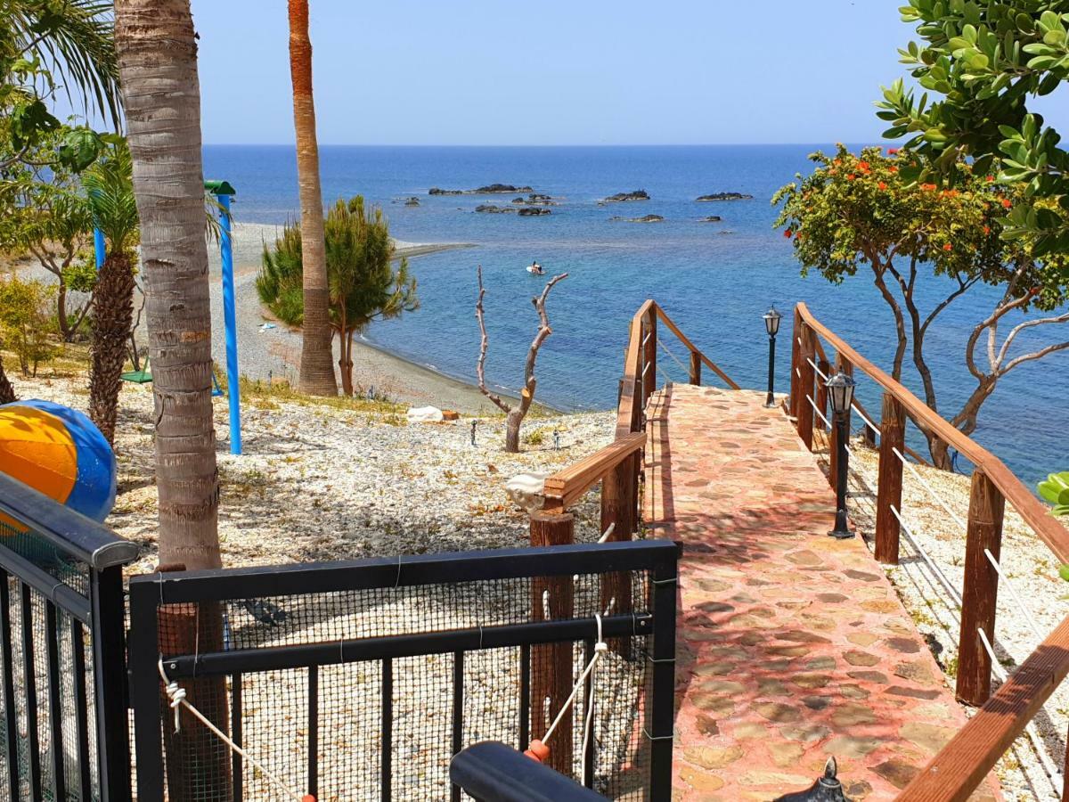 Astrofegia Beachfront Villa Pomos Exteriér fotografie